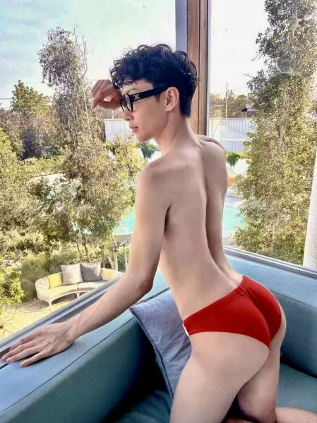 Escorts Boston, Massachusetts YoungerAsianBoy