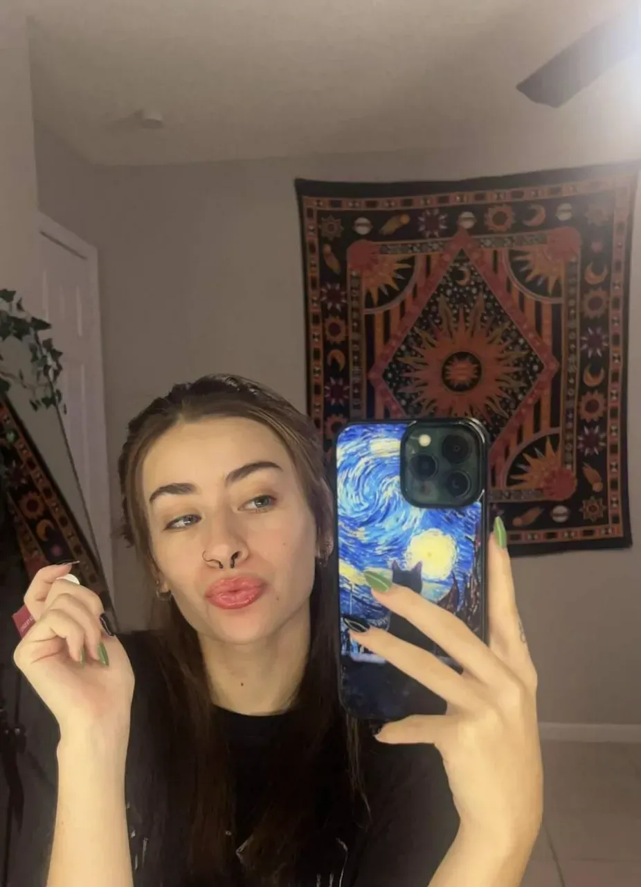 Escorts Thunder Bay, Ontario brown haired blue eyed companion