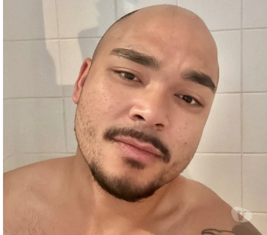 Escorts Epsom, England Salvadoran Filipino Vers bot, submissive and passionate