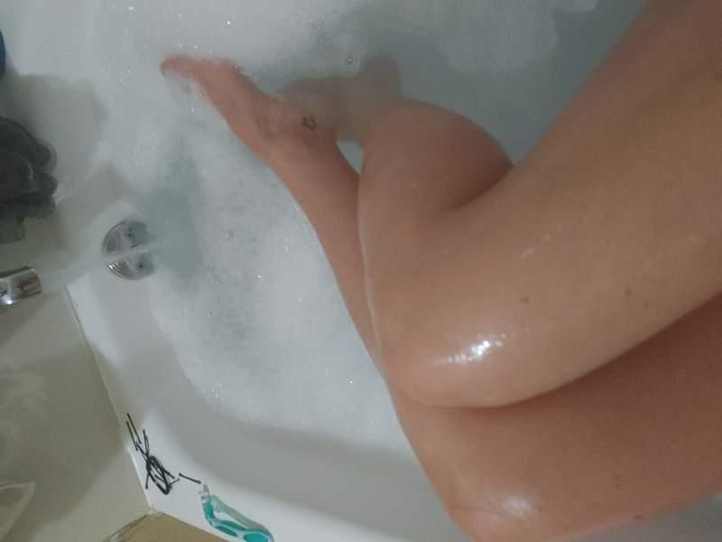Escorts Toledo, Ohio Sexy Minx splashing in tub