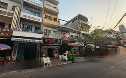 Phnom Penh, Cambodia Island Bar