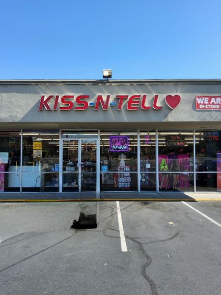 Sex Shops Sacramento, California Kiss - N - Tell