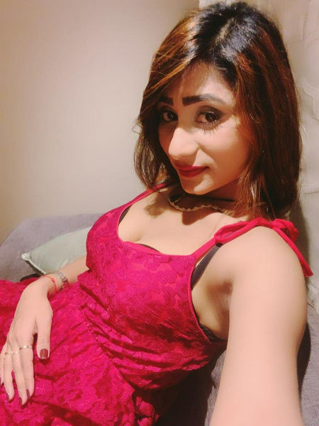 Escorts Dubai, United Arab Emirates Akruti Busty Girl