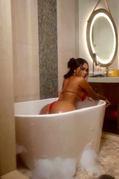 Escorts Honolulu, Hawaii ElegantEmi