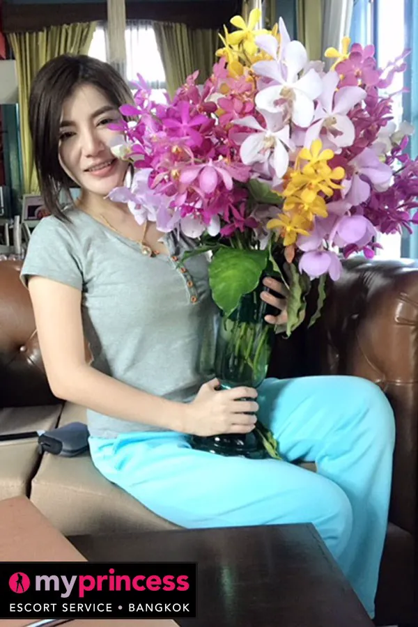 Escorts Bangkok, Thailand Awesome Adult Escort Yahoo GFE Receiving Golden Shower